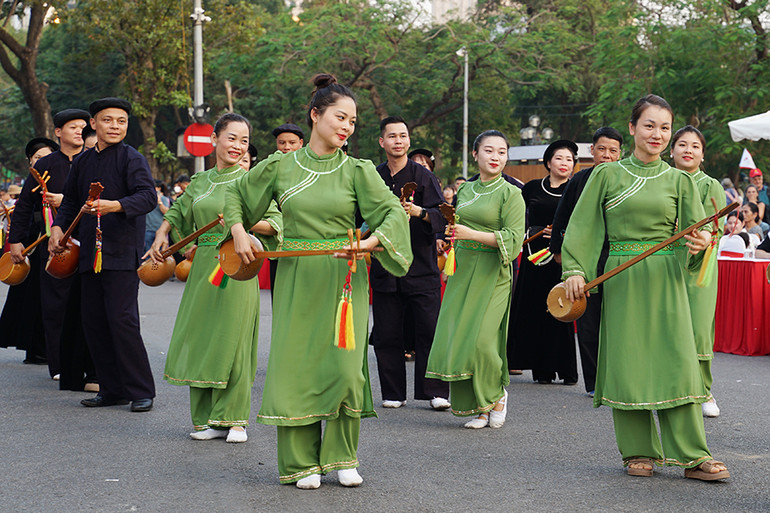 Màn trình diễn của các nghệ nhân then Bắc Kạn.
