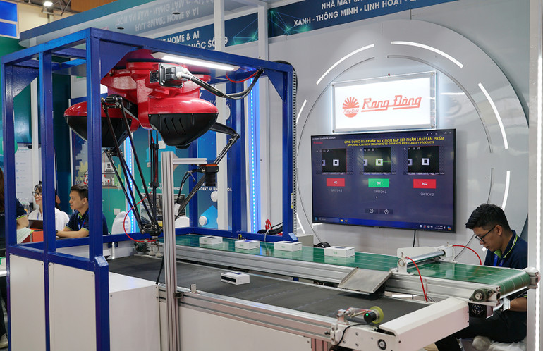 Dây chuyền sản xuất thiết bị điện của Công ty CP Bóng đèn phích nước Rạng Đông. Ảnh: NAM ANH