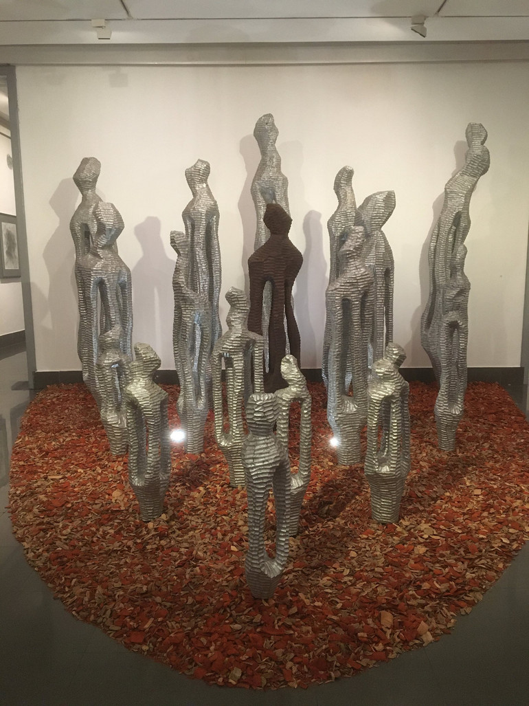 Một nhóm tượng gỗ “Chuyển động trong tĩnh lặng” của Katsumi Mukai tại triển lãm.