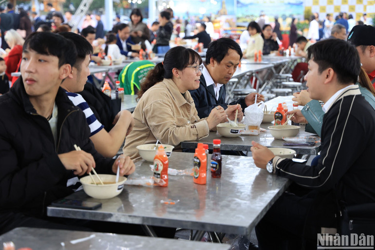 Người Nam Định có văn hóa ăn phở rất riêng, thưởng thức đầy đủ nhất hương vị của từng bát phở.