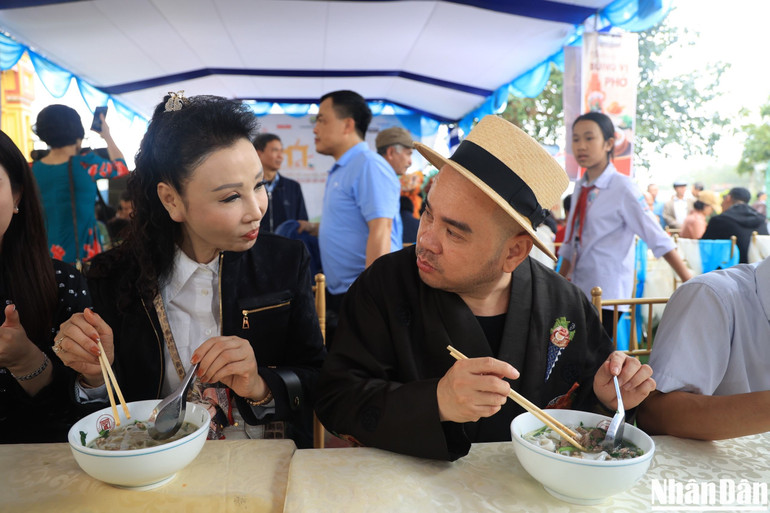 Anh Dương Quốc Nam sáng sớm đã có mặt ở Festival để thưởng thức những tô phở thơm ngon.