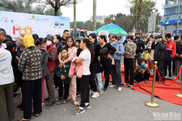 Người dân xếp hàng chờ đến lượt mua phở.