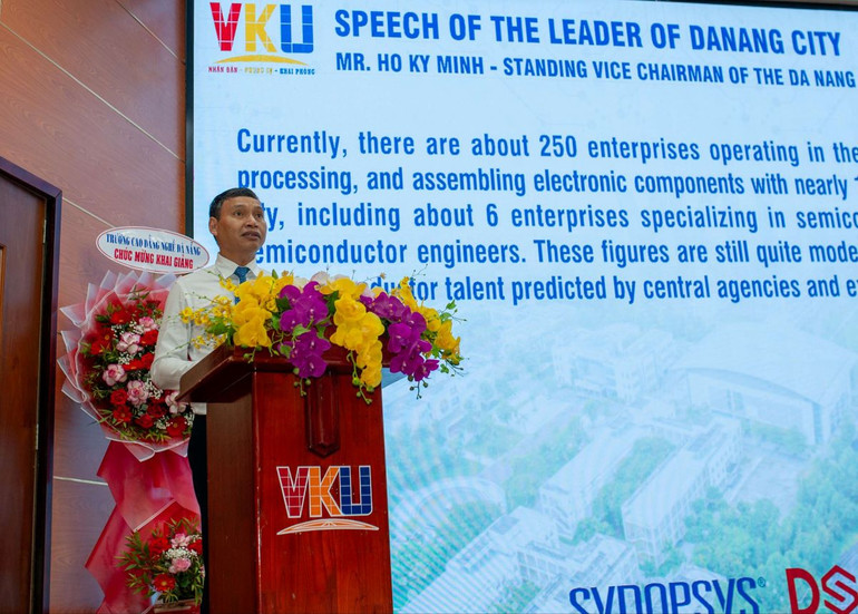 Đồng chí Hồ Kỳ Minh, Phó Chủ tịch thường trực Ủy ban nhân dân thành phố Đà Nẵng phát biểu tại buổi lễ.