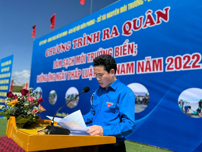 Anh Triệu Văn Thái, Bí thư Tỉnh Đoàn Nam Định, phát động chương trình ra quân làm sạch môi trường biển hưởng ứng Ngày Pháp luật Việt Nam năm 2022.