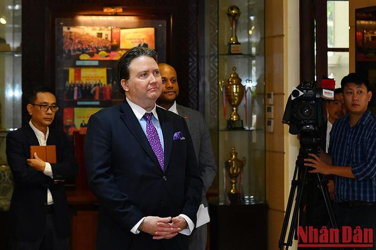 Đại sứ Hoa Kỳ tại Việt Nam Marc E. Knapper xem phim tư liệu về Báo Nhân Dân tại Phòng truyền thống. (Ảnh: THỦY NGUYÊN)