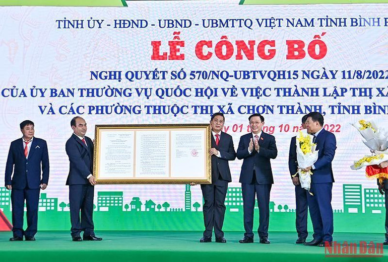 Chủ tịch Quốc hội Vương Đình Huệ trao Nghị quyết của Ủy ban Thường vụ Quốc hội cho lãnh đạo thị xã Chơn Thành.