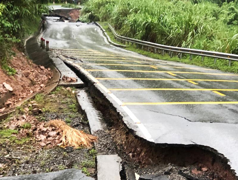 Sạt lở kéo dài hơn 200m tại Km7+800 của Quốc lộ 15D.