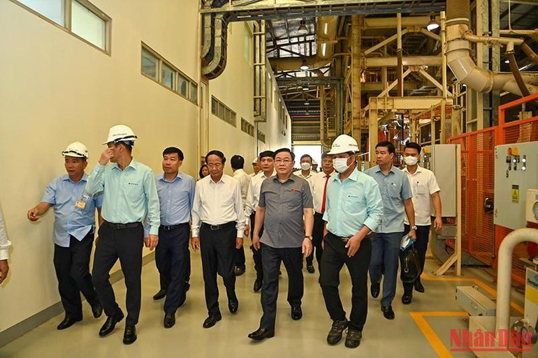 Sáng cùng ngày, Chủ tịch Quốc hội Vương Đình Huệ cùng các đại biểu đã thăm Nhà máy gỗ MDF DongWha, huyện Chơn Thành.