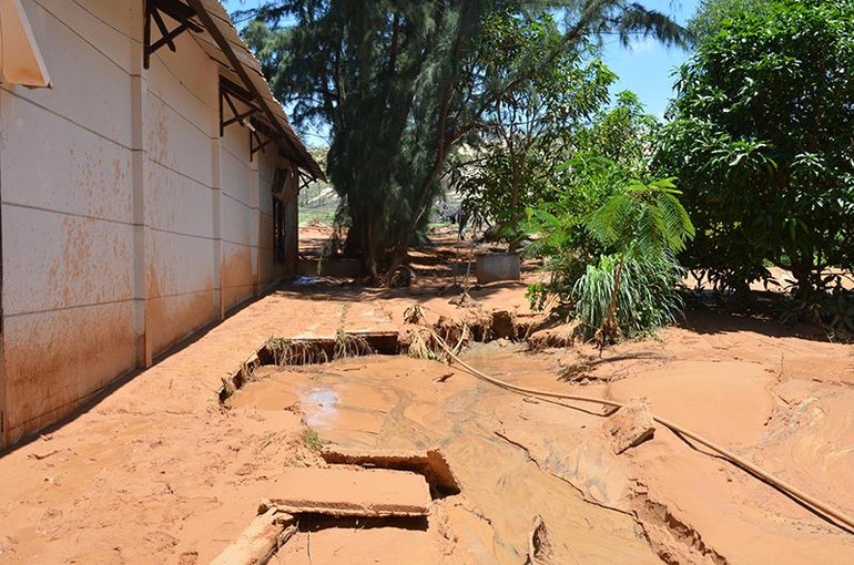 Tháng 6/2016, tại khu mỏ khai thác ti-tan này đã xảy ra sự cố vỡ bờ moong khiến hàng chục ngàn khối cát tràn xuống đường ĐT 719, vùi lấp nhiều nhà cửa ở đây. (Ảnh tư liệu)