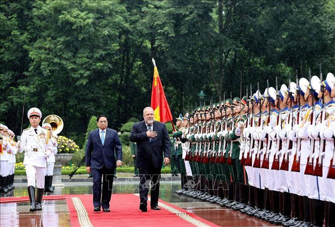 Thủ tướng Phạm Minh Chính và Thủ tướng nước Cộng hòa Cuba Manuel Marrero Cruz duyệt Đội danh dự Quân đội nhân dân Việt Nam. (Ảnh: Dương Giang-TTXVN)