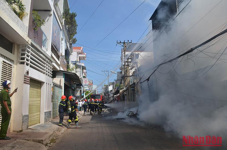 Hơn 20 cán bộ, chiến sĩ Phòng cháy, chữa cháy và cứu nạn, cứu hộ được huy động tham gia chữa cháy.