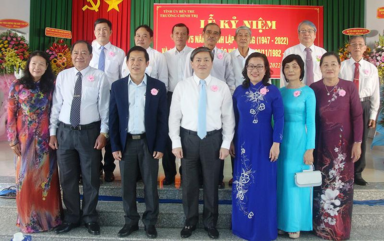 Lãnh đạo tỉnh chụp ảnh lưu niệm với cán bộ, lãnh đạo Trường Chính trị Bến Tre. Lãnh đạo tỉnh chụp ảnh lưu niệm với cán bộ, lãnh đạo Trường Chính trị Bến Tre.