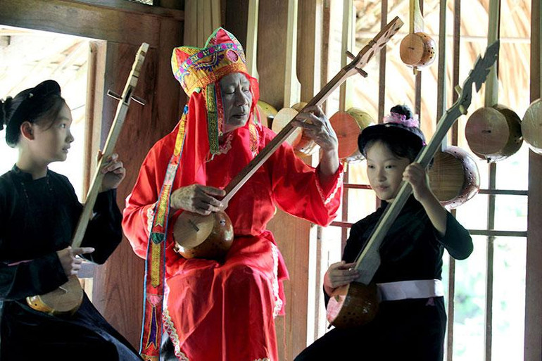 Hát then của dân tộc Tày tại Tuyên Quang. Hát then của dân tộc Tày tại Tuyên Quang.