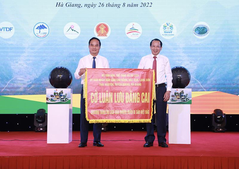 Tỉnh Hà Giang trao cờ luân phiên trưởng nhóm chương trình hợp tác du lịch năm 2023 cho tỉnh Tuyên Quang. Tỉnh Hà Giang trao cờ luân phiên trưởng nhóm chương trình hợp tác du lịch năm 2023 cho tỉnh Tuyên Quang.