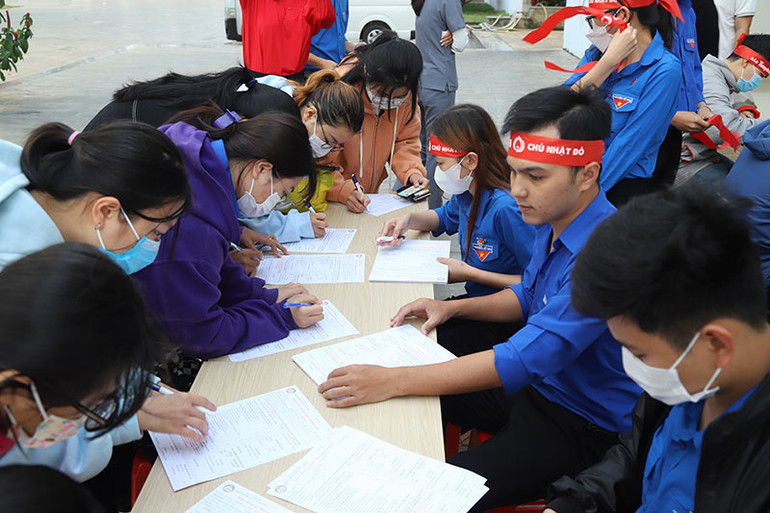 Đông đảo các sinh viên Trường đại học Y dược Buôn Ma Thuột đăng ký tham gia hiến máu cứu người. Đông đảo các sinh viên Trường đại học Y dược Buôn Ma Thuột đăng ký tham gia hiến máu cứu người.