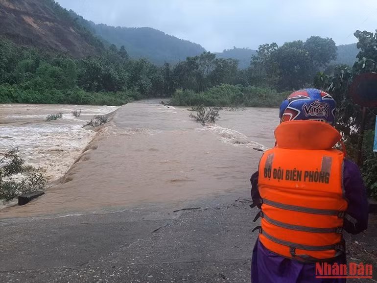 Các chiến sĩ bộ đội Đồn Biên phòng cửa khẩu Thanh Thủy phối hợp cảnh báo người dân.