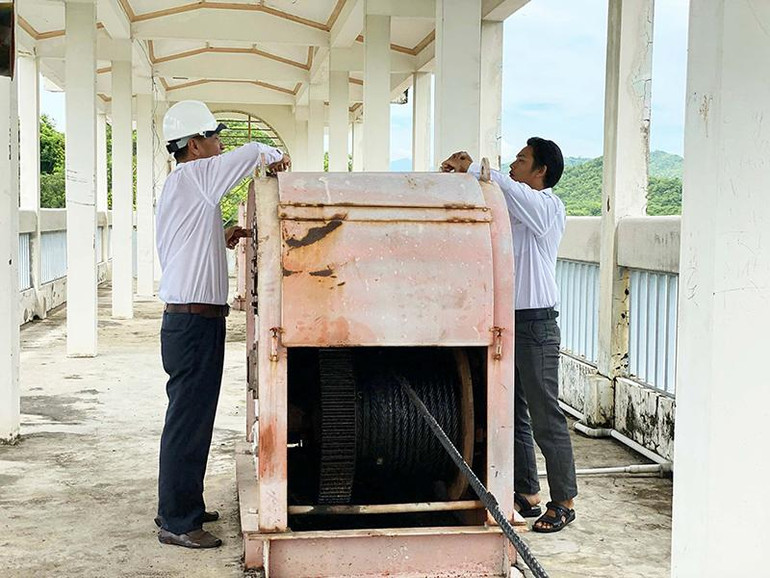 Cán bộ, nhân viên tại các cụm hồ chứa nước tỉnh Ninh Thuận thường xuyên kiểm tra an toàn trang thiết bị được lắp đặt để sẵn sàng vận hành xả lũ qua van xả, ứng phó có hiệu quả khi diễn biến mưa lũ bất thường năm 2022.