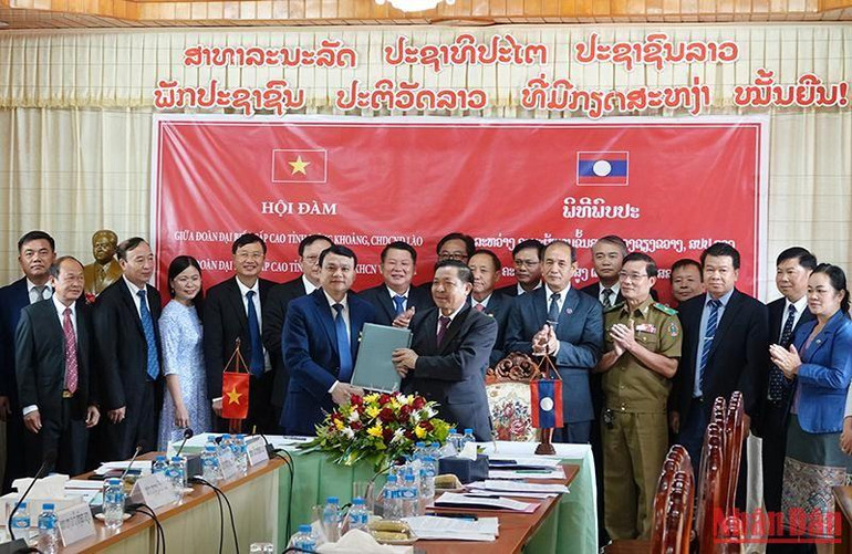 Đoàn đại biểu cấp cao tỉnh Sơn La-Xieng Khouang ký biên bản thỏa thuận hợp tác.