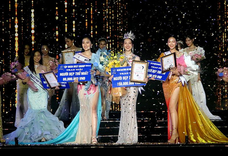 Các người đẹp đạt giải tại cuộc thi. Các người đẹp đạt giải tại cuộc thi.