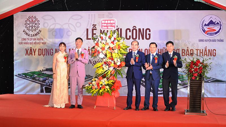 Lãnh đạo tỉnh Lào Cai tặng hoa chúc mừng Công ty cổ phần sản xuất và xuất khẩu quế, hồi Việt Nam tại Lễ khởi công xây dựng nhà máy.