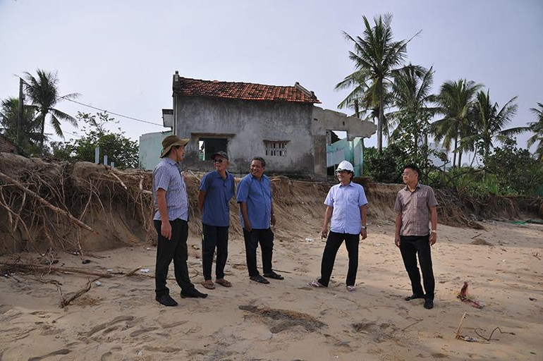 Đoàn công tác của tỉnh và huyện Tuy An kiểm tra công tác khắc phục triều cường tại thôn Giai Sơn (xã An Mỹ, huyện Tuy An).