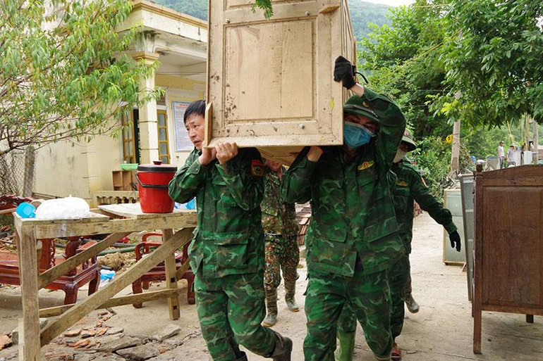 Lực lượng Bộ đội Biên phòng Nghệ An giúp các nhà trường di dời các vật dụng.