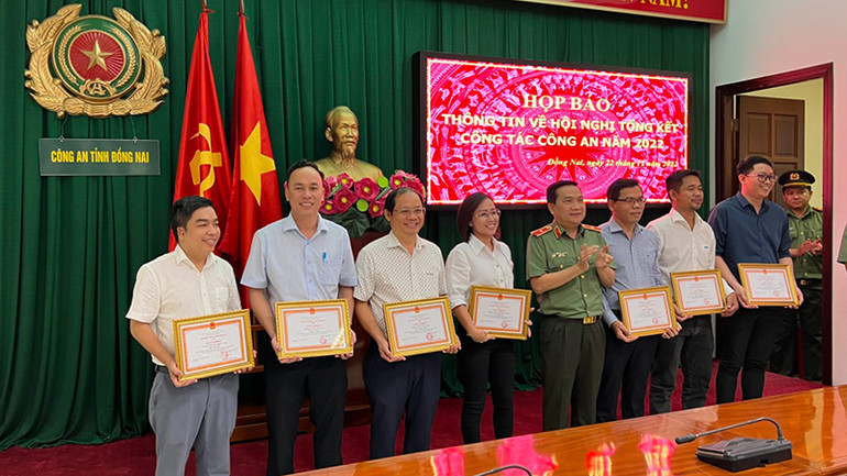 Giám đốc Công an tỉnh Đồng Nai tặng giấy khen phóng viên các cơ quan báo chí.