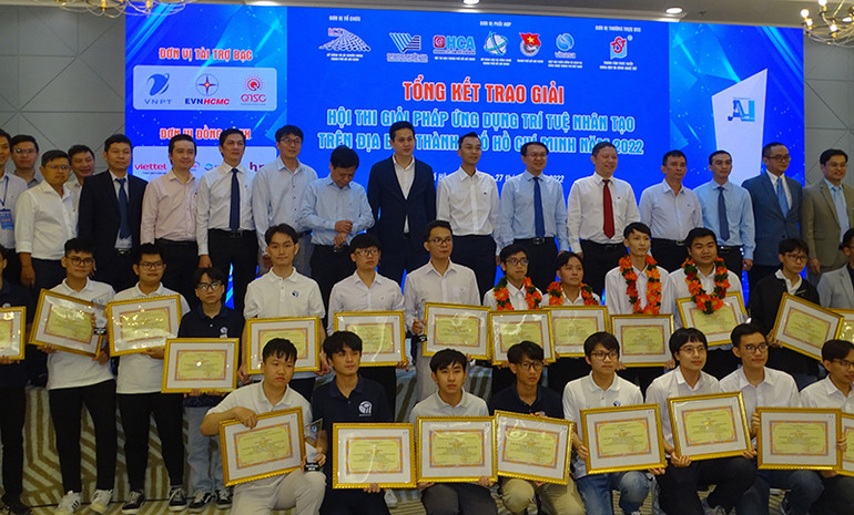 Trao giải cho các đội đạt Giải hội thi giải pháp ứng dụng trí tuệ nhân tạo trên địa bàn Thành phố Hồ Chí Minh.