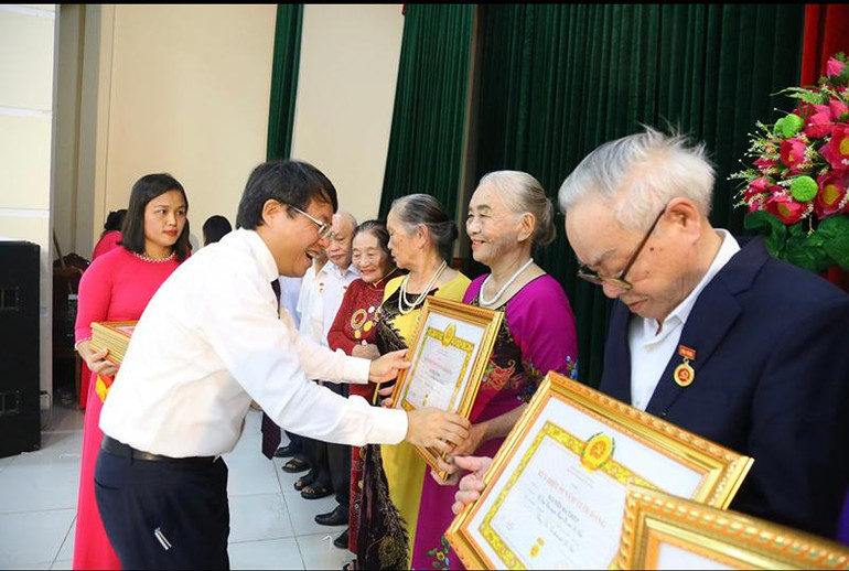 Thành phố Hà Tĩnh tổ chức lễ trao tặng Huy hiệu Đảng trang trọng, quy mô.