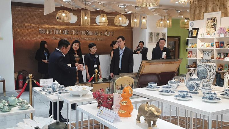 Các đại biểu tham quan gian hàng trưng bày các sản phẩm thủ công mỹ nghệ được trưng bày tại showroom Trung tâm Xúc tiến Thương mại và Đầu tư Thành phố Hồ Chí Minh.