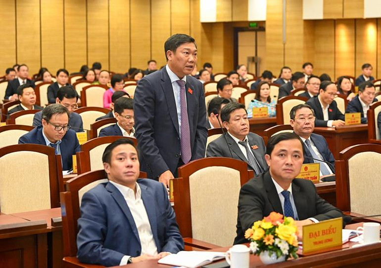 Giám đốc Sở Kế hoạch và Đầu tư Đỗ Anh Tuấn giải trình, làm rõ các vấn đề đại biểu nêu. (Ảnh: DUY LINH) Giám đốc Sở Kế hoạch và Đầu tư Đỗ Anh Tuấn giải trình, làm rõ các vấn đề đại biểu nêu. (Ảnh: DUY LINH)