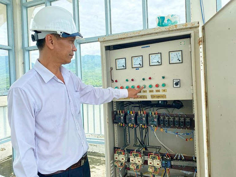 Cán bộ, công nhân Cụm hồ Tân Giang, huyện Thuận Nam, tỉnh Ninh Thuận theo dõi, kiểm tra diễn biến khối lượng nước chứa trong hồ và vận hành cơ chế xả lũ phù hợp để bảo đảm an toàn hồ đập.