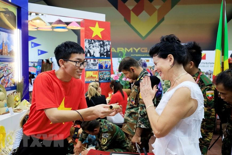 Trải nghiệm không gian văn hóa Việt Nam tại Army Games mang lại cảm xúc đáng nhớ đối với bạn bè quốc tế. (Ảnh: Trần Hiếu/TTXVN)