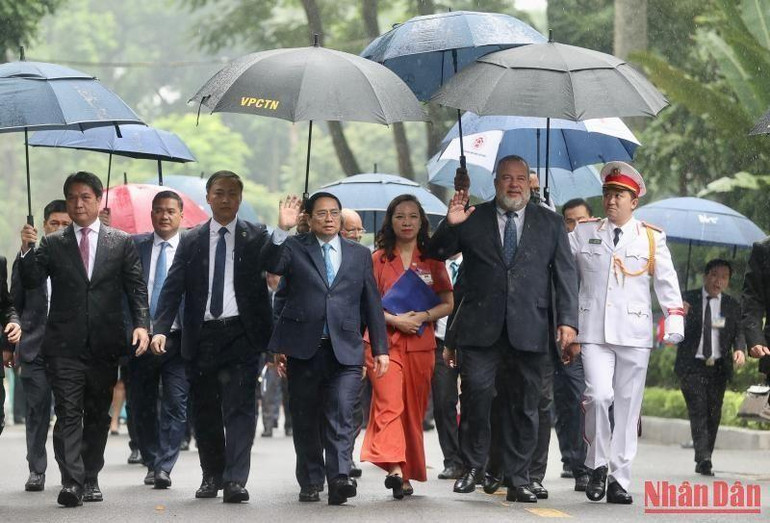 Thủ tướng Phạm Minh Chính và Thủ tướng nước Cộng hòa Cuba Manuel Marrero Cruz di chuyển từ Phủ Chủ tịch về nơi hội đàm. (Ảnh: Trần Hải)