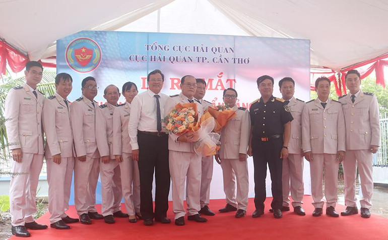 Cán bộ, công chức Chi cục Hải quan cửa khẩu cảng Trà Vinh tại buổi lễ ra mắt.