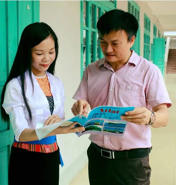 Thầy giáo Nguyễn Mạnh Hùng hướng dẫn học sinh tra cứu Atlat khi học Địa lý.