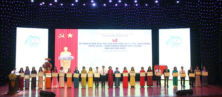 Nhiều tập thể, cá nhân vinh dự đón nhận các phần thưởng cao quý vì sự nghiệp trồng người.