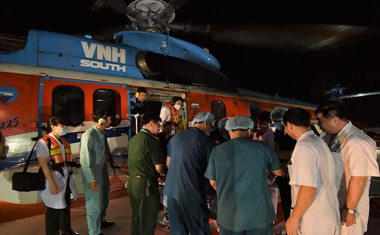 Trực thăng cấp cứu đưa bệnh nhân từ đảo vào đất liền điều trị. Trực thăng cấp cứu đưa bệnh nhân từ đảo vào đất liền điều trị.
