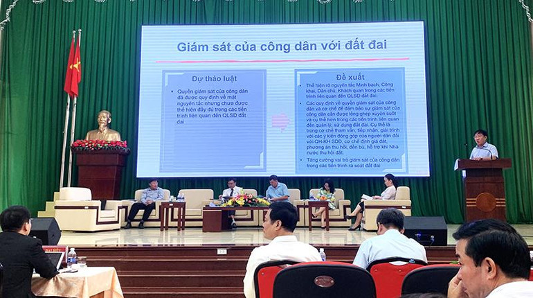 Các diễn giả tham dự Hội thảo cũng góp ý trong dự thảo Luật Đất đai mới cần thể hiện rõ nguyên tắc minh bạch, công khai, dân chủ, khách quan trong các tiến trình liên quan đến quản lý, sử dụng đất đai, đặc biệt là sự giám sát của nhân dân trong quá trình thực thi các chính sách, pháp luật về đất đai.