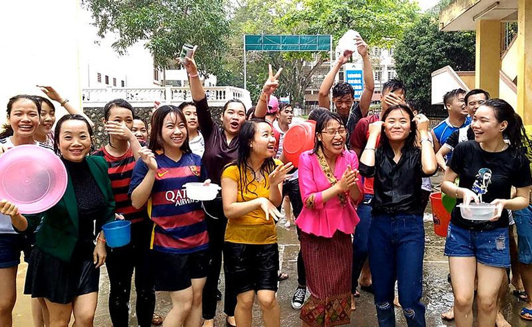 Lưu học sinh Lào cùng sinh viên Trường Đại học Tân Trào vui tết Bun-Pi-May.