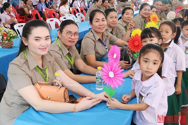 Các cô giáo vui mừng đón nhận những bông hoa được các em học sinh gấp bằng tay. (Ảnh: Hải Tiến)