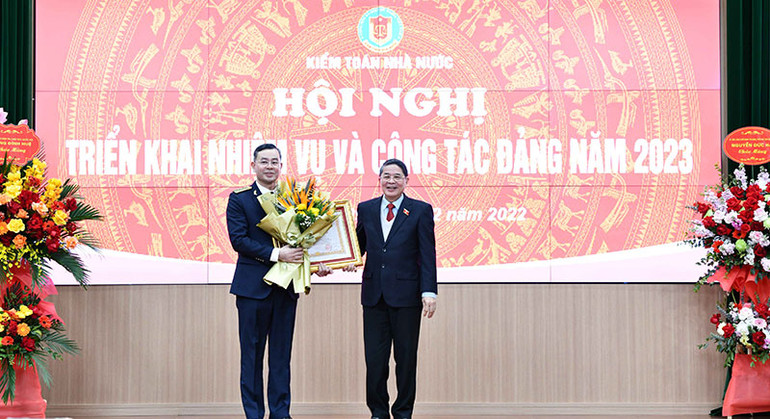 Thừa ủy quyền của Chủ tịch nước, Phó Chủ tịch Quốc hội Nguyễn Đức Hải trao tặng Huân chương Lao động hạng Nhất cho Tổng Kiểm toán nhà nước Ngô Văn Tuấn. (Ảnh: Thanh Hà)