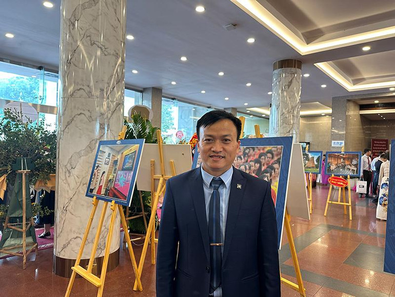 Thầy giáo Nguyễn Mạnh Hùng.