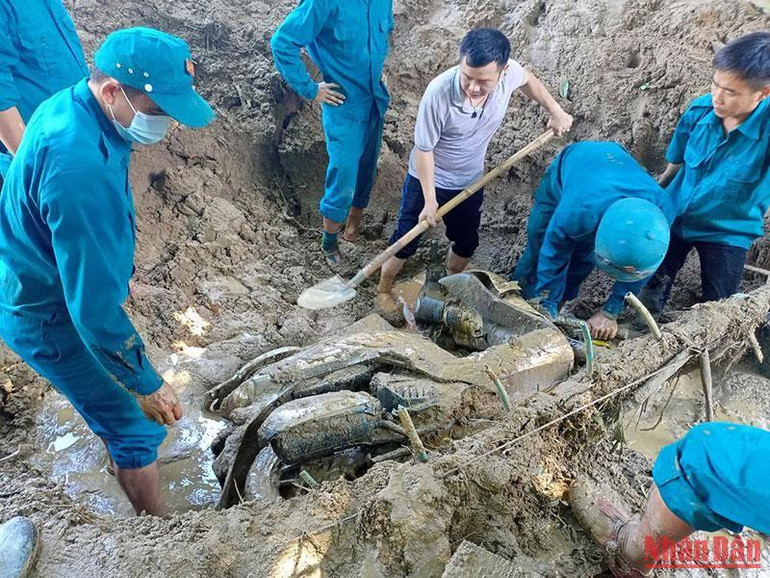 Các lực lượng cùng người dân khắc phục hậu quả do lũ gây ra.