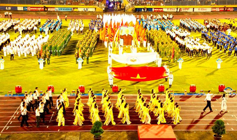 Các đoàn thể quần chúng: công nhân, nông dân, phụ nữ, người cao tuổi, đồng bào dân tộc thiểu số và học sinh, sinh viên… tham gia diễu hành và đồng diễn tại đại hội.