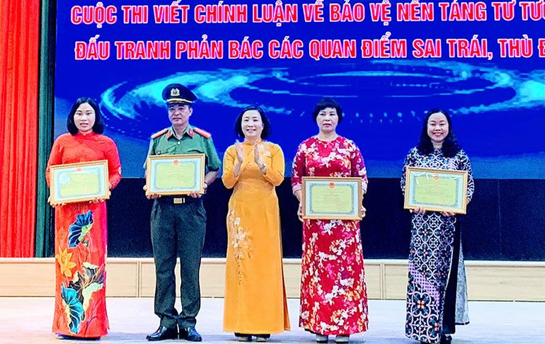 Trao tặng Bằng khen của Chủ tịch UBND thành phố Hải Phòng tặng các tác giả và nhóm tác giả đạt thành tích xuất sắc trong cuộc thi.