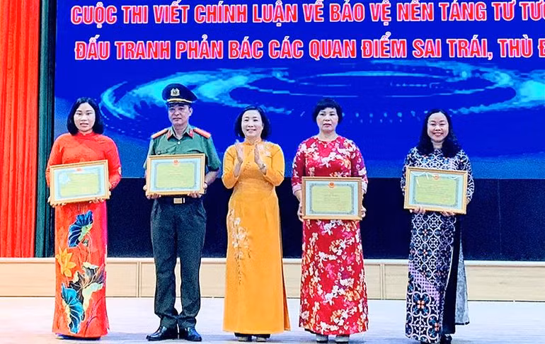 Trao tặng Bằng khen của Chủ tịch UBND thành phố Hải Phòng tặng các tác giả và nhóm tác giả đạt thành tích xuất sắc trong cuộc thi. Trao tặng Bằng khen của Chủ tịch UBND thành phố Hải Phòng tặng các tác giả và nhóm tác giả đạt thành tích xuất sắc trong cuộc thi.