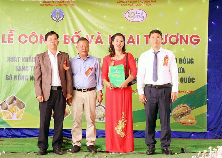 Công ty TNHH Thương mại Long Thủy nhận thông báo mã số vùng trồng và mã số cơ sở đóng gói sầu riêng đạt tiêu chuẩn xuất khẩu.