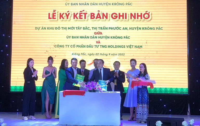 Các doanh nghiệp ký kết hợp tác đầu tư vào huyện Krông Pắc tại hội nghị.