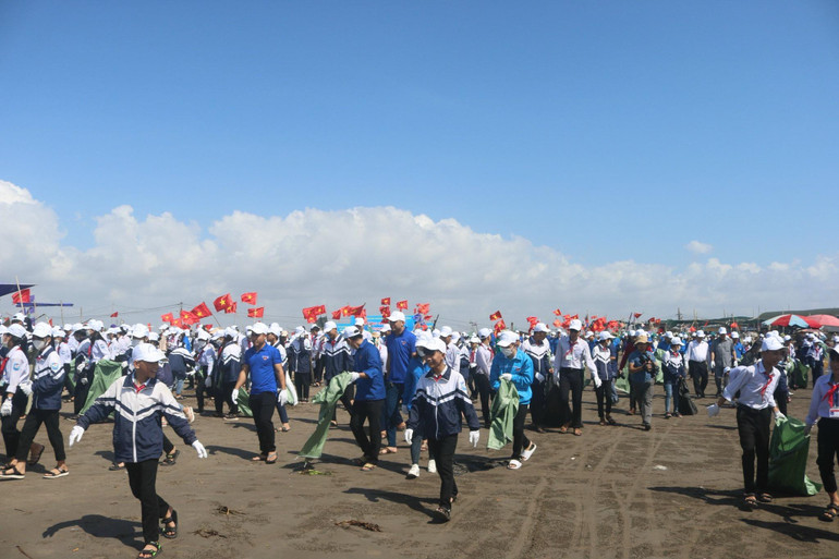 Người dân và học sinh địa phương tham gia chương trình làm sạch môi trường biển.